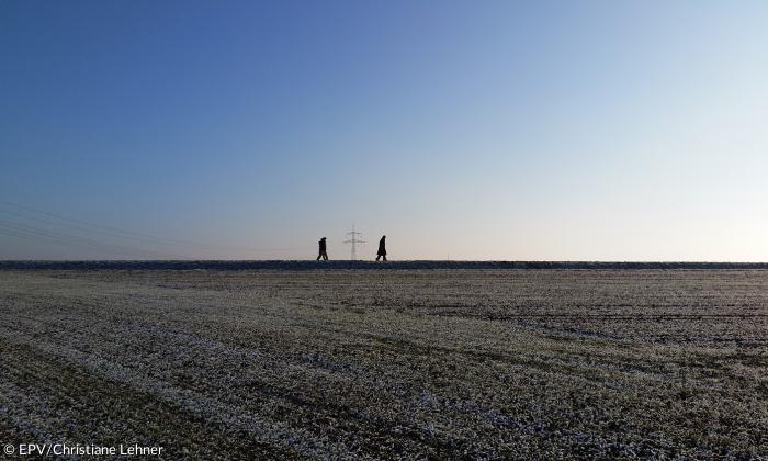 Winterwanderung auf einem Feld im mittelfränkischen Landkreis Fürth.
