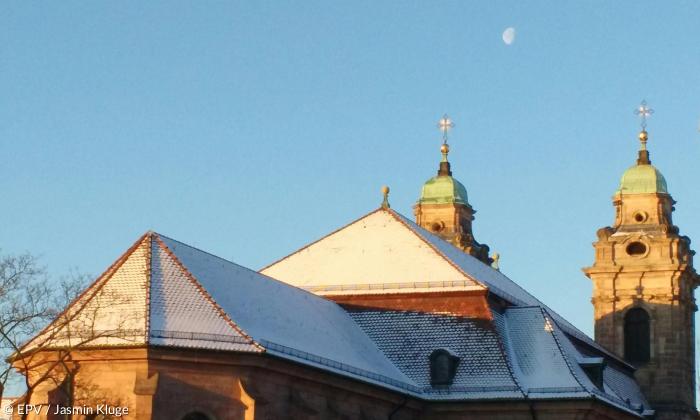Schneebedeckte Kirche in Nürnberg