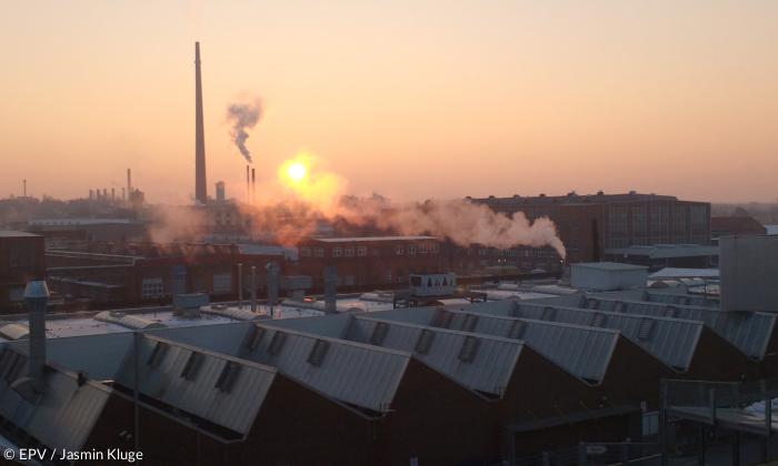 Fabrikschlote im Winterlicht