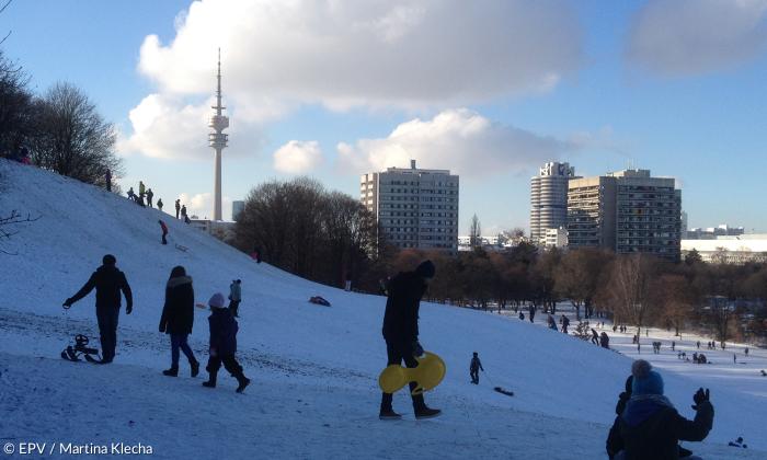Schlittenfahren im Luitpoldpark in München