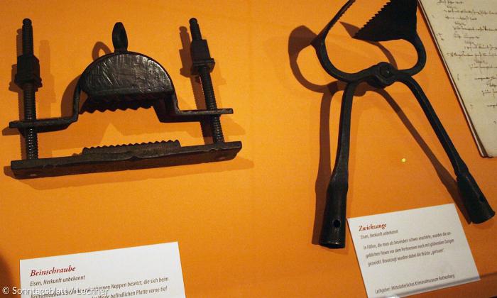 Folterwerkzeuge wie sie bei der Hexenverfolgung zum Einsatz kamen (Kriminalmuseum Rothenburg).