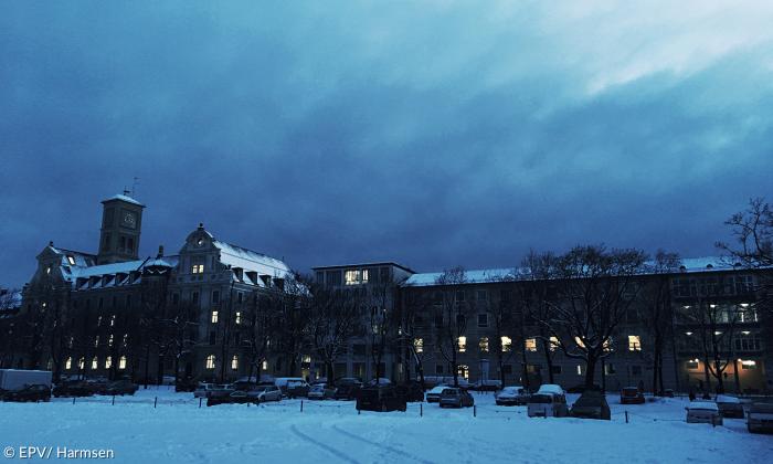 Nächtliche Stadtlandschaft im Schnee in München