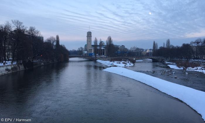 Deutsches Museum und Isar in abendlicher Schneestimmung