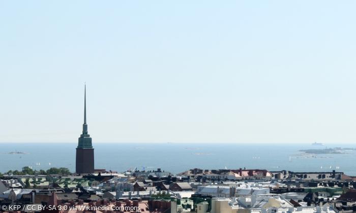Die Mikael Agricolan Kirkko (Mikael-Agricola-Kirche) in Helsinki, Finnland, vom Hotel Torni aus gesehen.