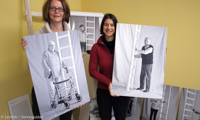 Die Altenheimseelsorgerinnen Sonja Dietel und Julia Arnold lassen in der Ausstellung »Wenn der Himmel sich öffnet« Bewohner Nürnberger Senioreneinrichtungen eindringliche Geschichten erzählen.