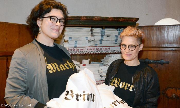 Nora Gomringer (links) und Petra Feigl spielen mit Luthers Sprachkunst.