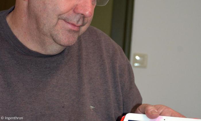 Pfarrer Klaus Weber zeigt die App