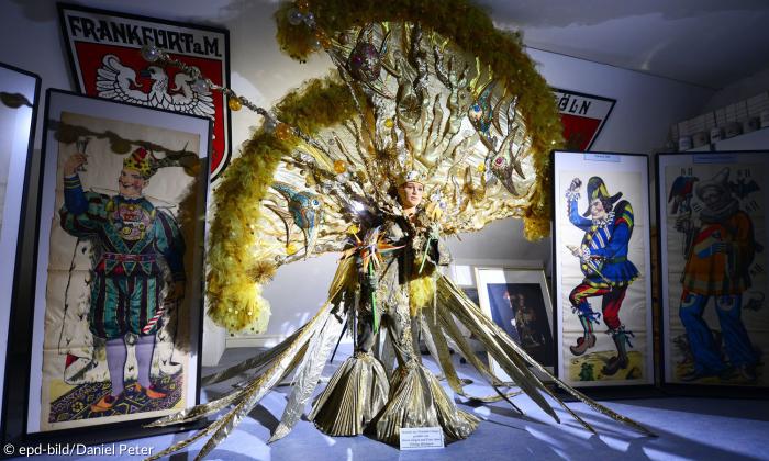 Das 1964 gegründte Fasnachtsmuseum in Kitzingen. Die Ausstellung behandelt närrisches Treiben von der Antike bis heute, beinahe alle Regionen der Erde sind vertreten. Im Bild: Eine lebensgroße Puppe aus Trinidad und Tobago 