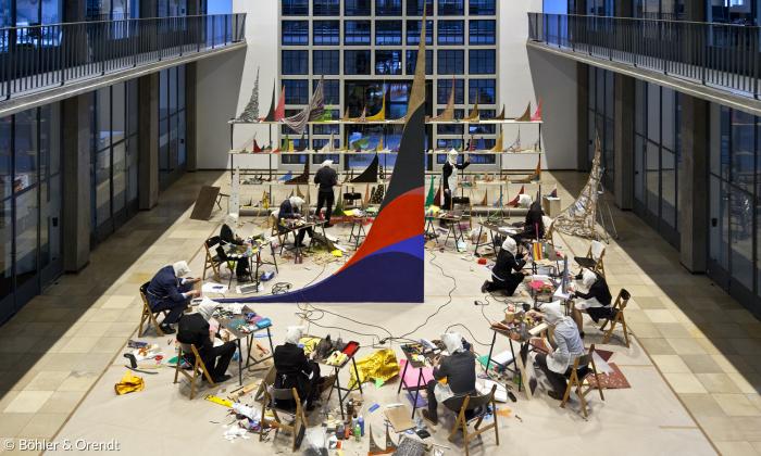 Böhler & Orendt: Mehrung 4, 2013, Performative Installation (HBT 650 × 1000 × 1000 cm, Dauer: 3 h, 12 Performer), Kunstverein Nürnberg – Albrecht Dürer Gesellschaft