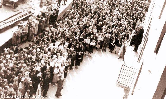 Landesbischof Hans Meiser auf dem Balkon des Münchner Landeskirchenamt (1934).