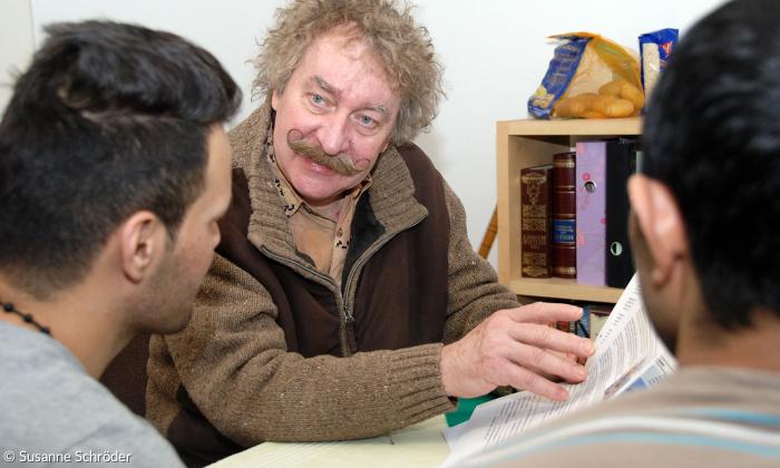 Heinz Gramel beim Unterricht mit Abdul und Zabi
