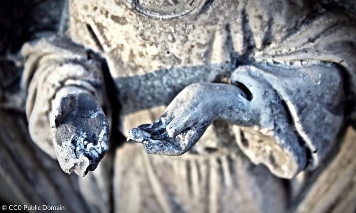 Friedhofsfigur mit zerbrochenen Händen