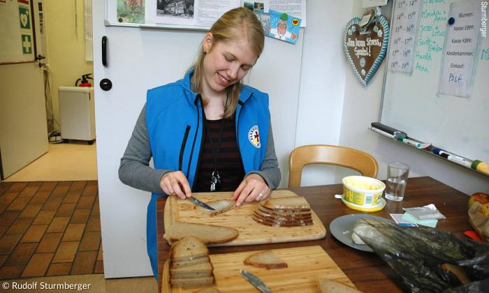 Mitarbeiterin Jessica Wolf bereitet die Brote für die Teestube zu