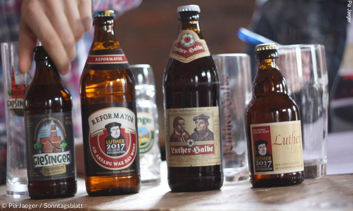 Im Test von rechts nach links: das Marktstefter »Lutherbier« in der »Maurerbombe«, die dunkle »Luther-Halbe« aus Amberg, der Ayinger »Reformator« und der »Innovator« vom Münchner Giesinger Bräu.