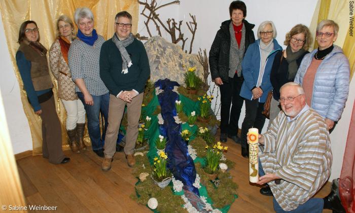 Mitglieder des Vereins »Bibelwelten« mit ihrem Ostergarten.