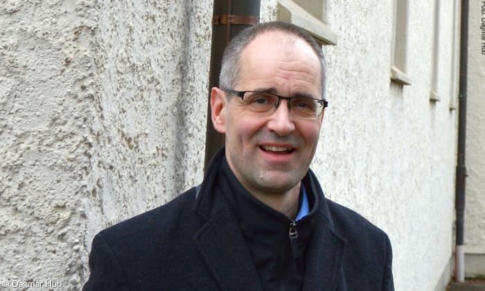 Pfarrer Jochen Teuffel vor der Luther-Kirche in Vöhringen. 