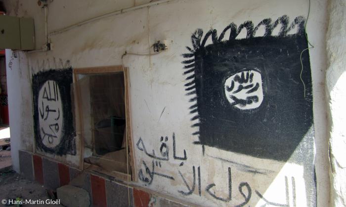 »Der Islamische Staat bleibt«: Graffiti mit Fahnen des IS an einem von Christen bewohnten Haus in der Ninive-Ebene.