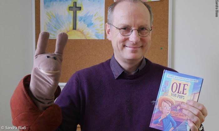  Pfarrer Hans-Dietrich Nehring mit Buch "Ole von Pups" und Handpuppe