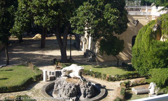 Der Garten vor der ehemaligen evangelisch-lutherischen Kapelle im Palazzo Caffarelli in Rom.