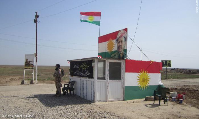 Irak, Ninive-Ebene: Checkpoint der kurdischen Peschmerga bei Telskuf 25 Kilometer nördlich von Mossul.