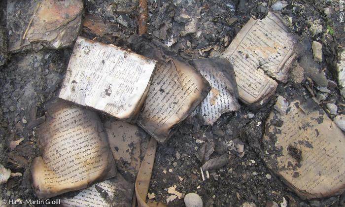 Vom »Islamischen Staat« verbrannte Liturgische Schriften in der Kirche von Batnaya nördlich von Mossul.