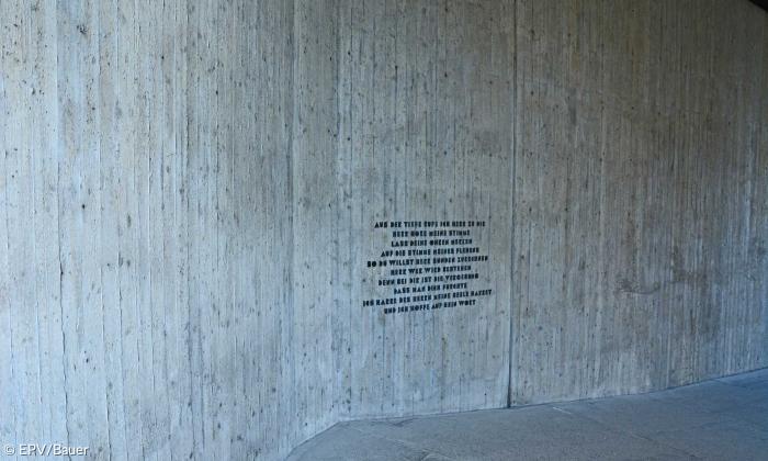 Versöhnungskirche Dachau innen Wand Bibelvers