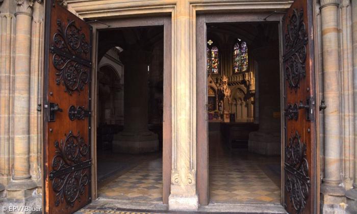 Kirche Tür Portal Eingang offen