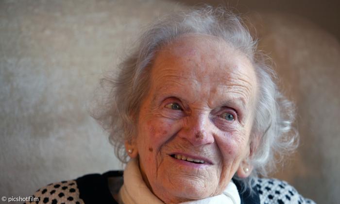 Erna (104) schaut am liebsten Fußball.