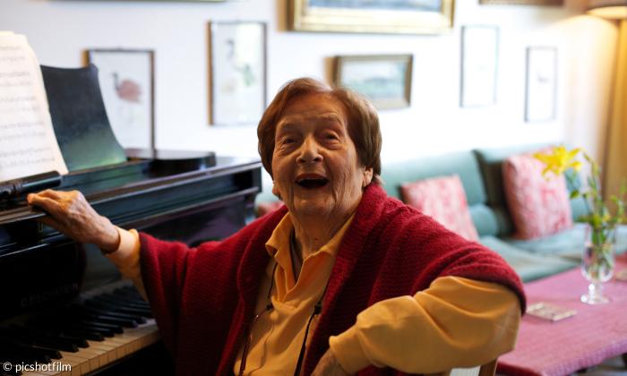 Ruja (102) spielt immer noch Klavier.