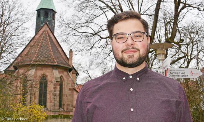 Jonas Laugsch vor »seiner« Kirche St. Jobst in Nürnberg.
