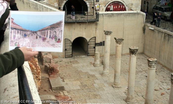 Im jüdischen Viertel der Jerusalemer Altstadt wurde unweit der Klagemauer ein Teil der spätantik-byzantinischen Erweiterung des römischen Cardo freigelegt.