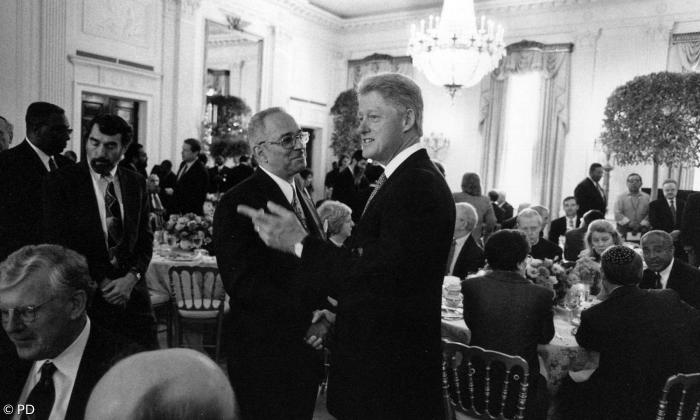 Pastor Jeremiah A. Wright mit US-Präsident Bill Clinton 1998 bei einem Gebetsfrühstück im Weißen Haus.