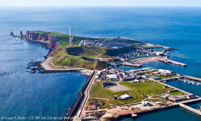 Durch die britische Sprengung der Bunkeranlagen sackte ein Teil der Insel zum heutigen »Mittelland« ab (Luftbild aus dem Jahr 2012).