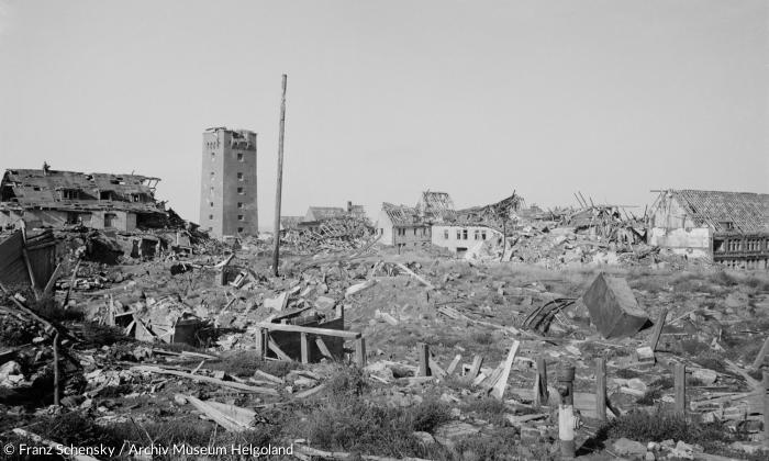 So sah Helgoland nach dem Zweiten Weltkrieg aus: Blick über das »Oberland« und auf den Leuchtturm.