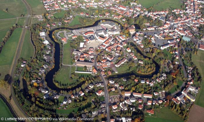 Luftbild der Wasserfestung Ziegenhain mit Schlosskirche und Justizvollzugsanstalt.