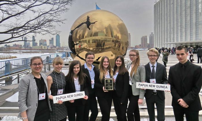 Die Delegation auf dem UN-Gelände mit ihrer interkontinentalen Urkunde (Gold auf Schwarz)