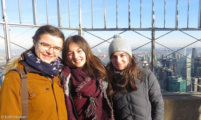 Freizeit: Tatjana Woityschyn, Melissa Kernstock und Lee-Ann Segeets (v.l.) auf Empire State Building.