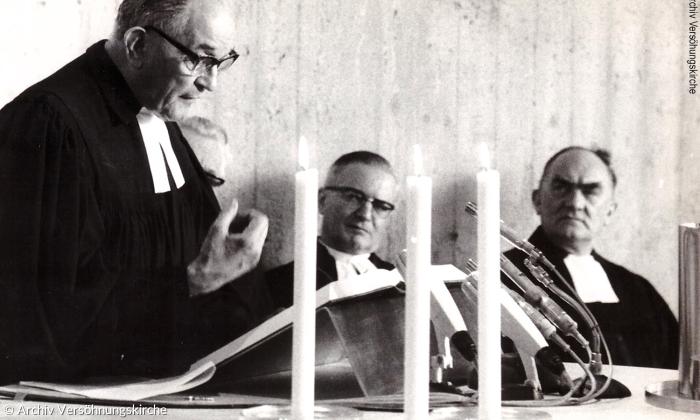 Martin Niemöller predigt in der Versöhnungskirche