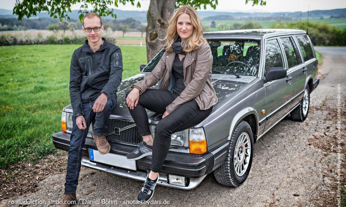 Maurice Descy und Anna-Lena Schmitt und ihr Volvo 740 Baujahr 1987, mit dem sie als Team »Road Addiction« an der Spenden-Rallye »The Baltic Sea Circle 2017« teilnehmen.