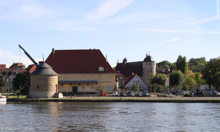 Zweimal im Lauf des Fests nähert sich die Luther-Fähre der malerischen Stadt Marktbreit mit ihrem charakteristischen Alten Kranen direkt am Main.