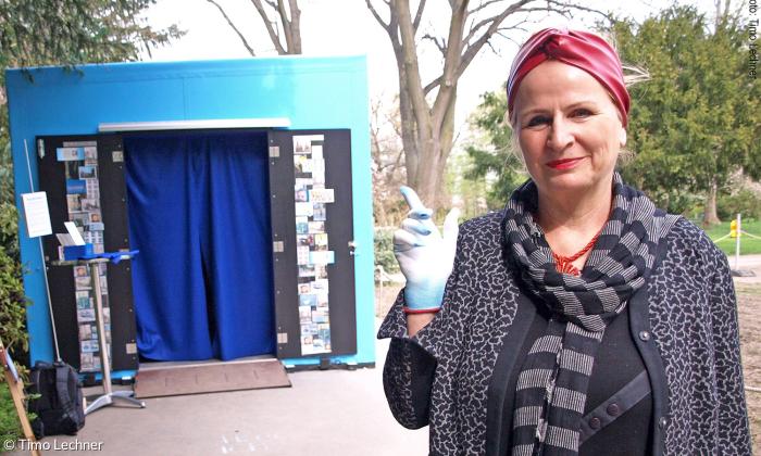 Künstlerin Petra Schleifenheimer vor dem »Reformkiosk«.