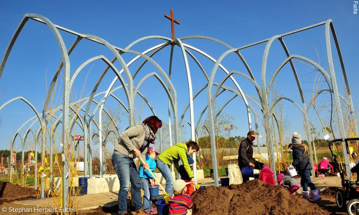 Kinder des Kindergartens Riegelstein halfen kräftig mit, die Weidenkirche bei Plech zu pflanzen. 