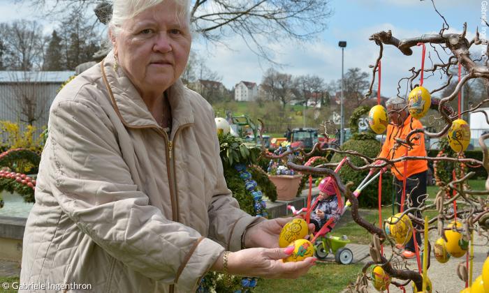 Brunnenbeauftragte Roswitha Fuchs zeigt ihre Schätze.