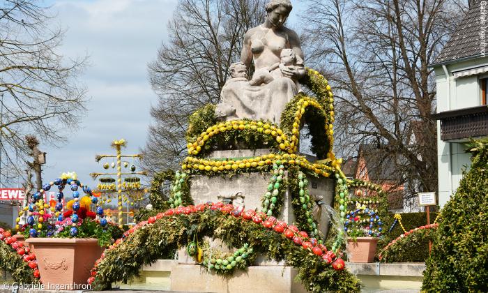 Für Ostern festlich geschmückt: der Mutter-Kind-Brunnen in Sulzbach-Rosenberg mit seinen 13 000 Ostereiern. Noch bis Ende April ist er zu sehen. 