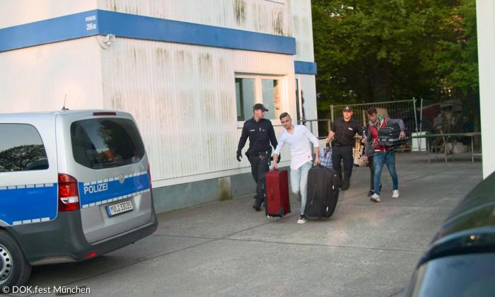 »Deportation Class«: So sieht Abschiebung aus.