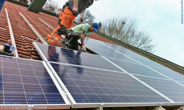 Ökologisch sinnvoll, ökonomisch lohnend: Mitarbeiter einer Spezialfirma montieren Solarmodule auf dem Höchstädter Gemeindehaus. 