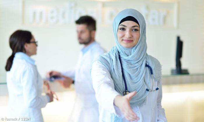 Auch Atheisten oder Muslime dürfen künftig in evangelischen Einrichtungen Pflegedienste leisten.