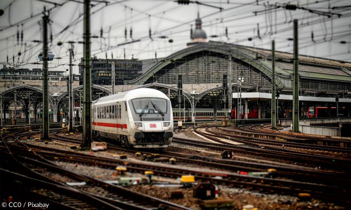 ICE vor dem Bahnhof Köln