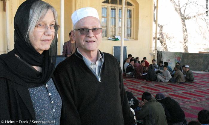 Annemarie und Peter Schwittek mit einer ihrer Schulklassen in Kabul.