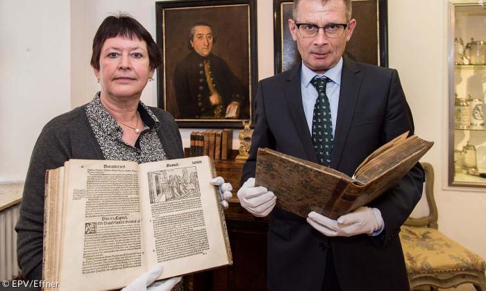 Kuratorin Evelyn Frick und Museumsleiter Leicht mit den Rosenheimer Lutherbibeln.